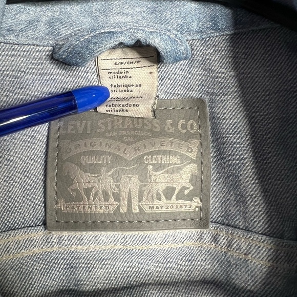 Levi’s Silver Tab Distressed Denim Trucker Jean Jacket - Picture 3 of 5